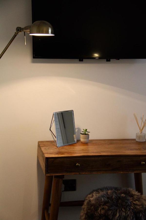 Upstairs At 33 - Self Check In Boutique Accommodation In Worcester Centre Экстерьер фото