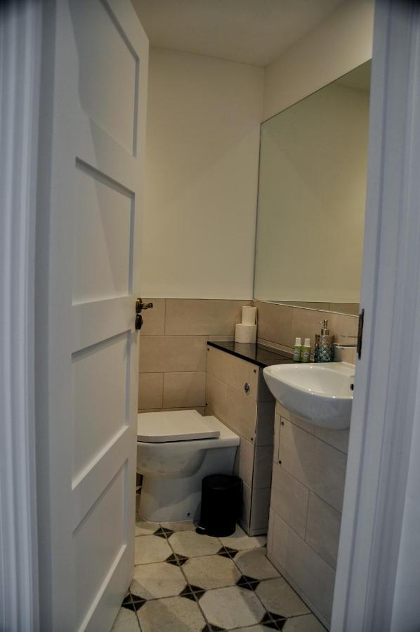 Upstairs At 33 - Self Check In Boutique Accommodation In Worcester Centre Экстерьер фото