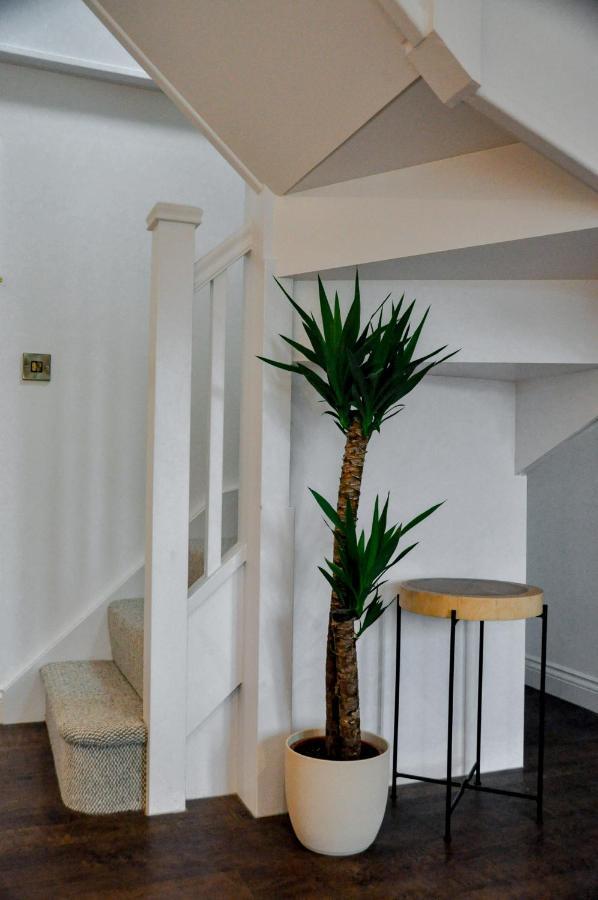 Upstairs At 33 - Self Check In Boutique Accommodation In Worcester Centre Экстерьер фото